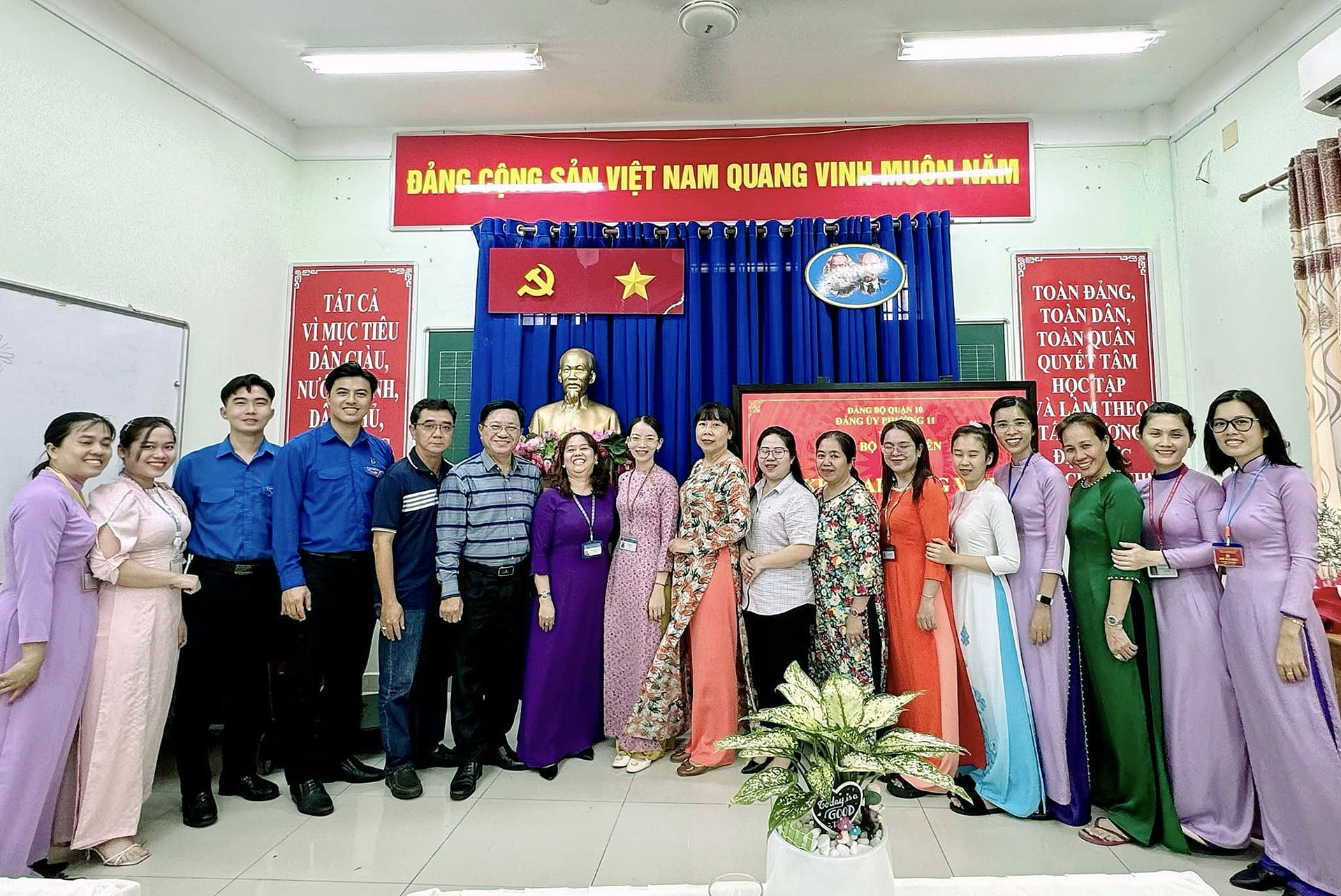 Image: Vinh dự đứng vào hàng ngũ của Đảng nhân dịp Kỷ niệm 93 năm Ngày Thành lập Đoàn