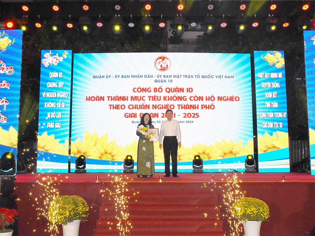 Image: Quận 10 tổ chức chương trình nghệ thuật kỷ niệm 94 năm ngày thành lập Đảng Cộng sản Việt Nam, công bố hoàn thành mục tiêu không còn hộ nghèo trước 2 năm theo tiêu chuẩn Thành phố và phát động ra quân tổng vệ sinh môi trường chào đón năm mới 2024
