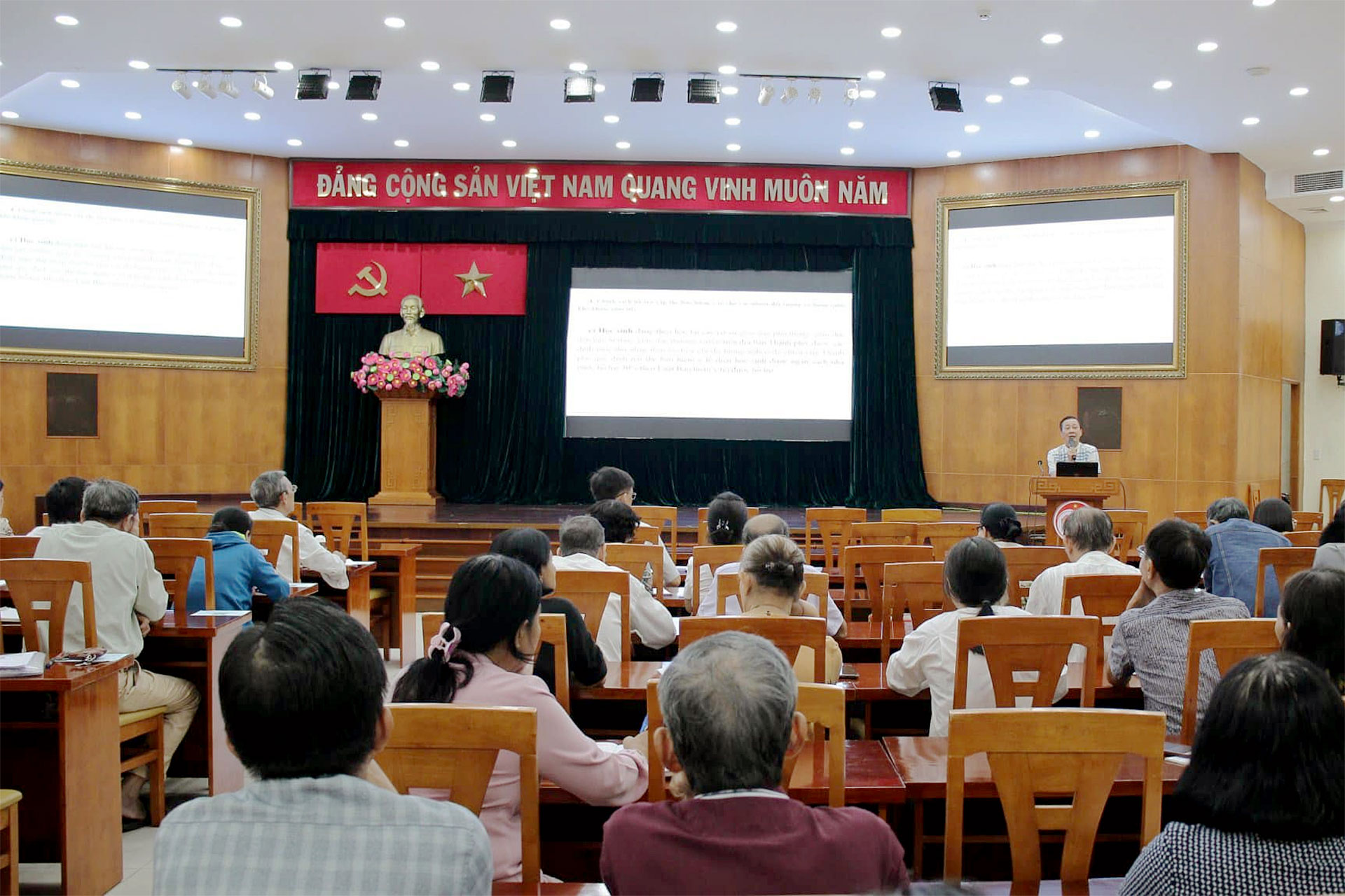 Image: Quận 10 tổ chức tập huấn chính sách chăm lo cho người cao tuổi, trẻ em mồ côi và đối tượng khó khăn theo Nghị quyết số 35/2023/NQ-HĐND của HĐND Thành phố Hồ Chí Minh